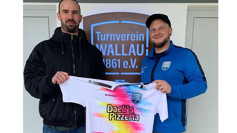 Besiegeln die Zusammenarbeit: Marc Diehl (links) und TVW-Abteilungsleiter Maurice Jung (rechts).