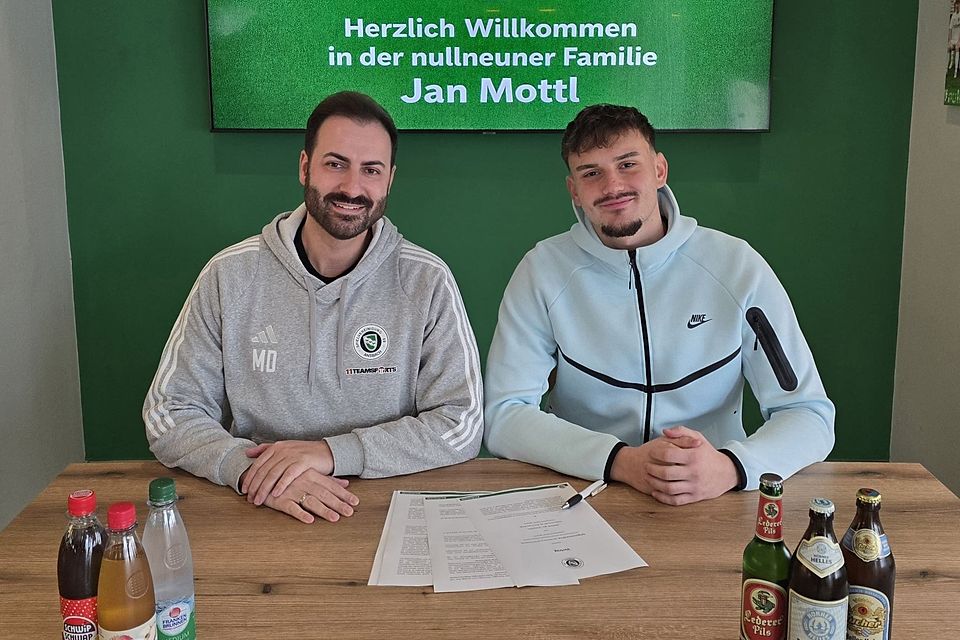 Ansbachs Kaderplaner Manuel Deißler (li.) begrüßt Jan Mottl.