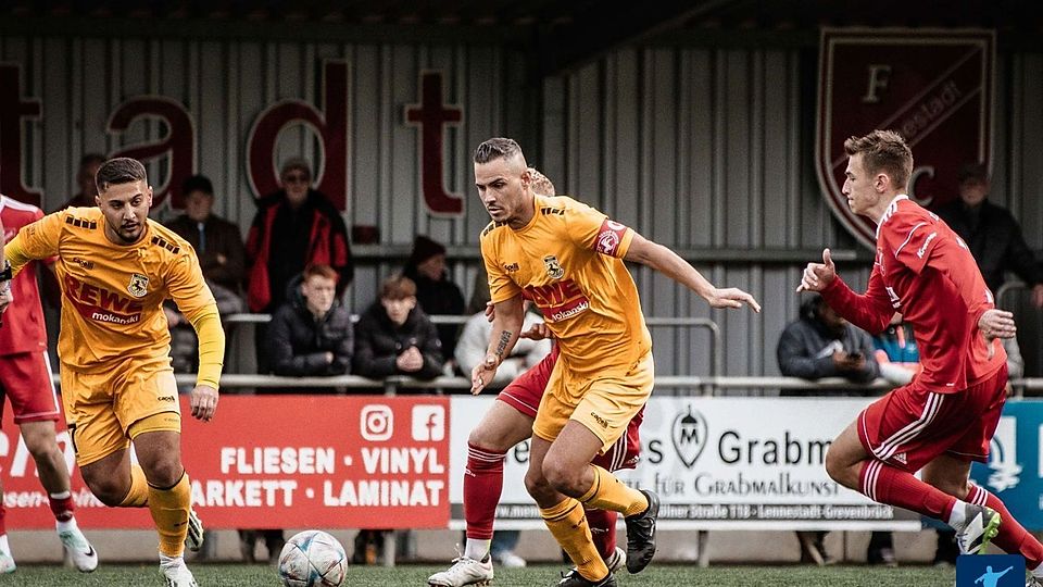 Xhino Kadiu (2.v.r.) vom DSC Wanne-Eickel wurde Torschützenkönig ist der Westfalenliga Staffel 2.