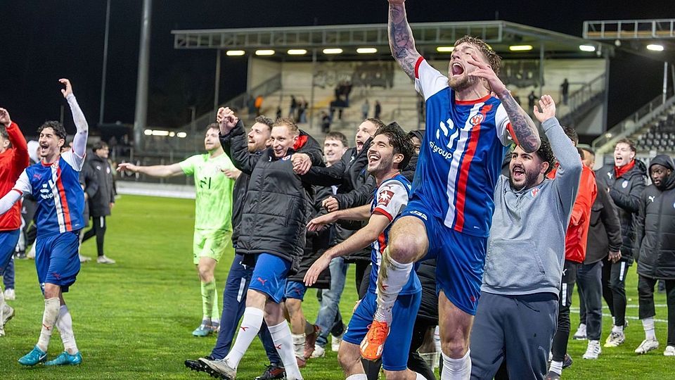 Große Freude bei den Rasenspielern nach ihrem Finaleinzug.