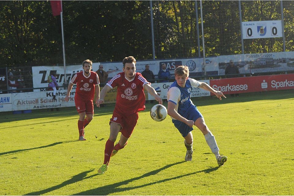 Einen 3:2-Erfolg bei Blau-Weiß Papenburg feierten die Lohner (in Rot) am Wochenende. Foto: Hellmers