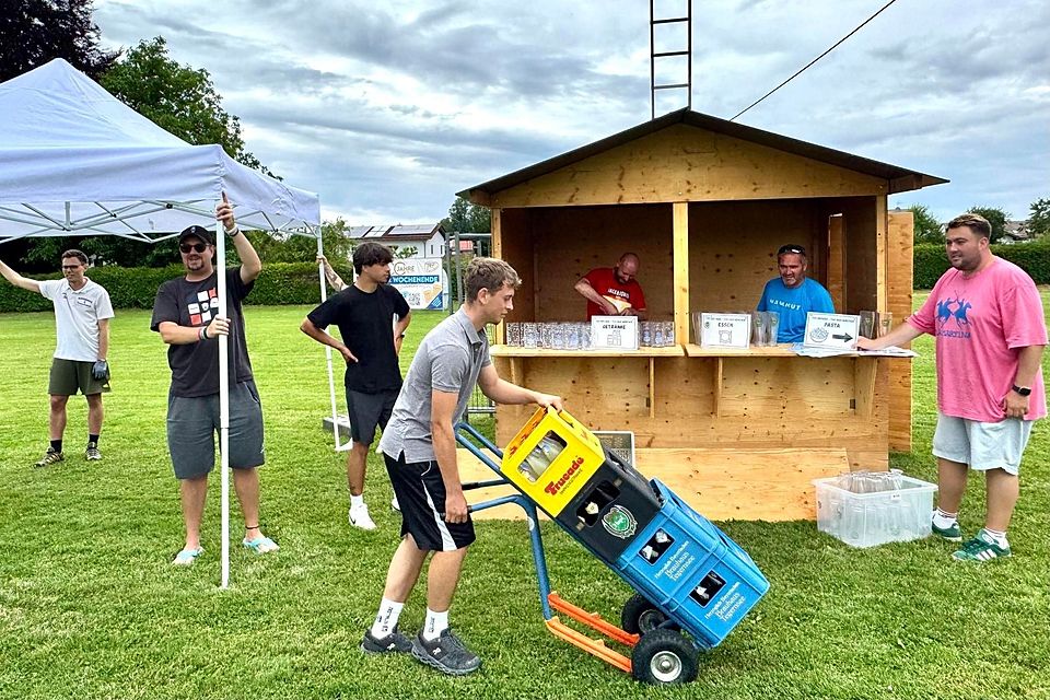 Gemeinsam anpacken für das Löwenspiel: Die Helfer des TSV Weyarn stecken in den letzten Vorbereitungen für die Partie gegen den TSV 1860 München am Sonntag.