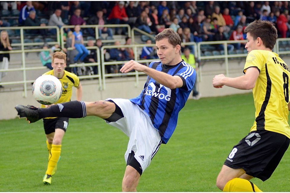 Technische Kabinettstückchen gab es im Bayernliga-Derby zwischen Weiden (l. Ralph Egeter) und dem FC Amberg (r. Lennard Meyer) kaum. F: Nachtigall