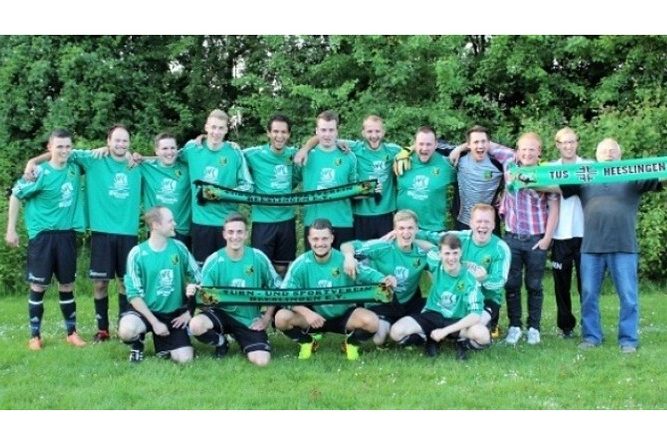 Feiern den Titelgewinn: Die Fußballer des TuS Heeslingen. Foto Solty
