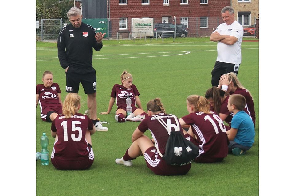 Viktoria-Trainer Maik Honold und seine Mädels suchen nach den passenden Puzzleteilen. Viktoria-Trainer Maik Honold und seine Mädels suchen nach den passenden Puzzleteilen.