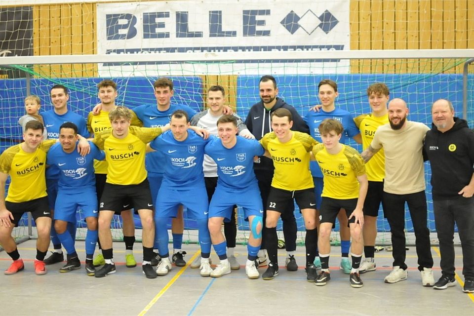 Die Finalteilnehmer beim Hallenturnier des SC Wyhl, ganz rechts SCW-Präsident Simon Ehret. 