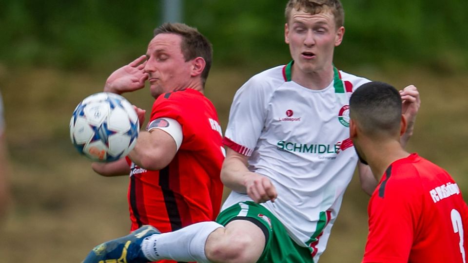 Wo Schmidle draufsteht, ist Schmidle drin: Felix Schmidle traf für die Spvgg. Andelsbach dreimal gegen  FC 08 Bad Säckingen (hier Markus Rufle, links). | Foto: SSR Media