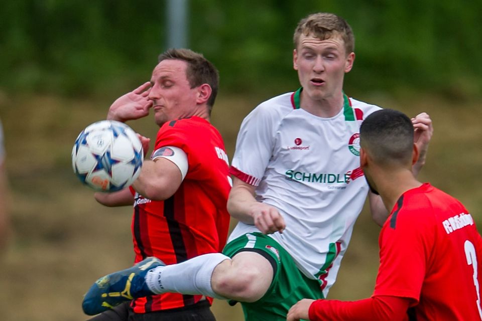 Wo Schmidle draufsteht, ist Schmidle drin: Felix Schmidle traf für die Spvgg. Andelsbach dreimal gegen  FC 08 Bad Säckingen (hier Markus Rufle, links). | Foto: SSR Media
