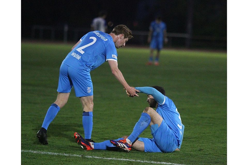 Immer wieder aufstehen: Peter Wuthe hilft Roman Gertsmann auf die Beine.