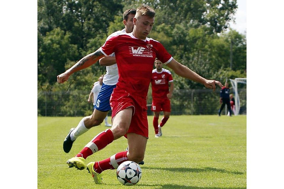 Ilshofens Fabian Czaker (rotes Trikot) ist gestern auf dem Weg zum 1:0 für seinen neuen Verein.