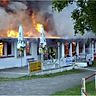 Das bleibt unvergessen: Am Pfingstsonntag brennt das Sportlerheim im Waldstadion Bad Liebenwerda. Foto: Frank Claus