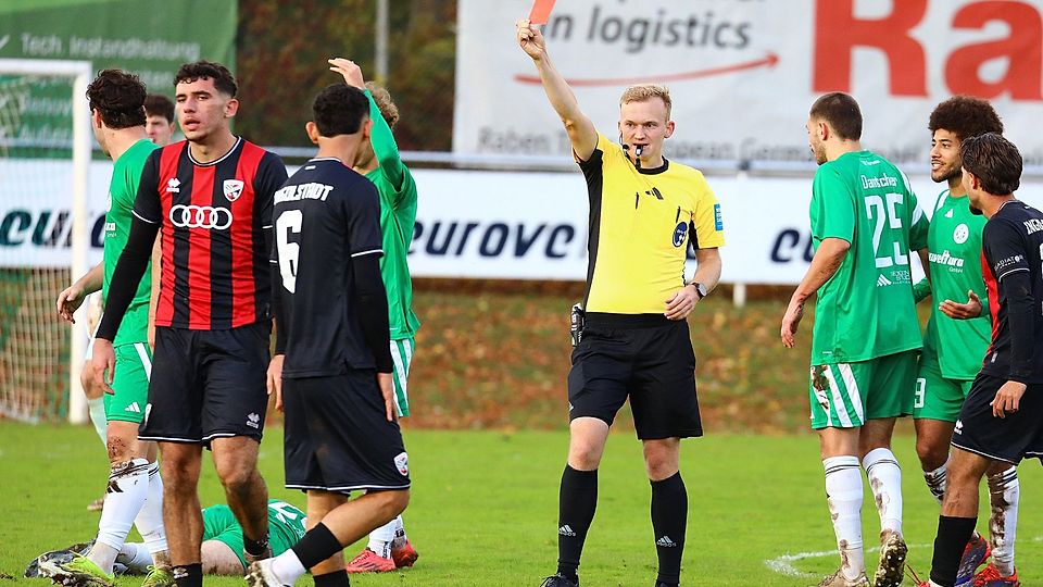 Ein Knackpunkt beim Spiel an der Regensburger Isarstraße: Die Rote Karte an Ingolstadts Ognjen Drakulic (ganz links).