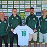 Yüksel Acipinar (zweiter von rechts) und Tom Unholzer (zweiter von links) werden beim TV Geisenhausen willkommen geheißen 