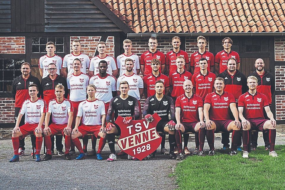 Favorit auf Platz eins in der Kreisliga Mitte: Die Elf des TSV Venne mit stilechtem Mannschaftsfoto und Nico Fehlhauer (stehend, links).