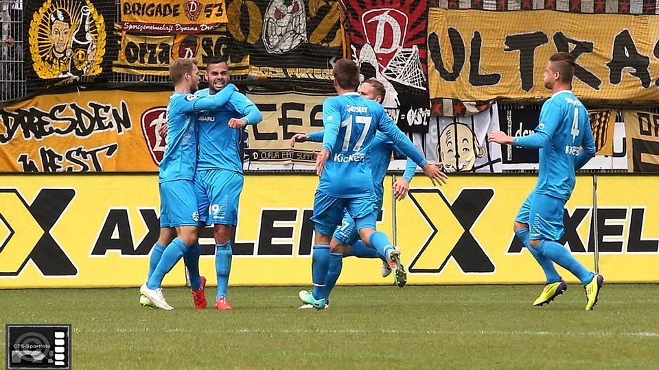Daniel Engelbrecht (z.v.l) traf zum zwischenzeitlichen Ausgleich der Kickers gegen Dynamo Dresden. F: Hans-Ulrich Sterr/CTS-Sportfoto und Annika Knoll/C
