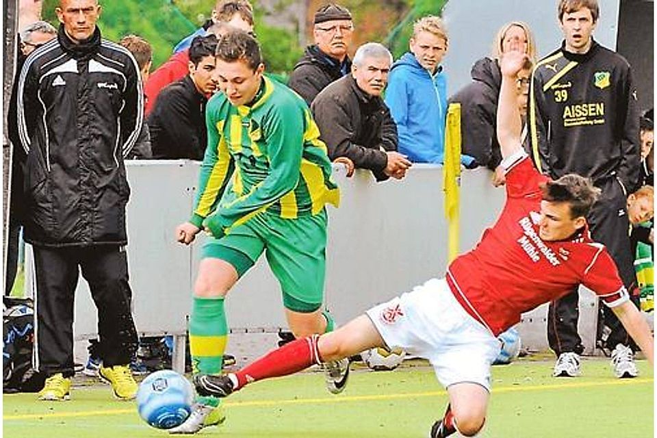 Sie gaben alles, waren aber ungefährlich: Brakes Fußballer (rote Trikots) verloren das Derby gegen Abbehausen mit 0:4. Felix Grossmann