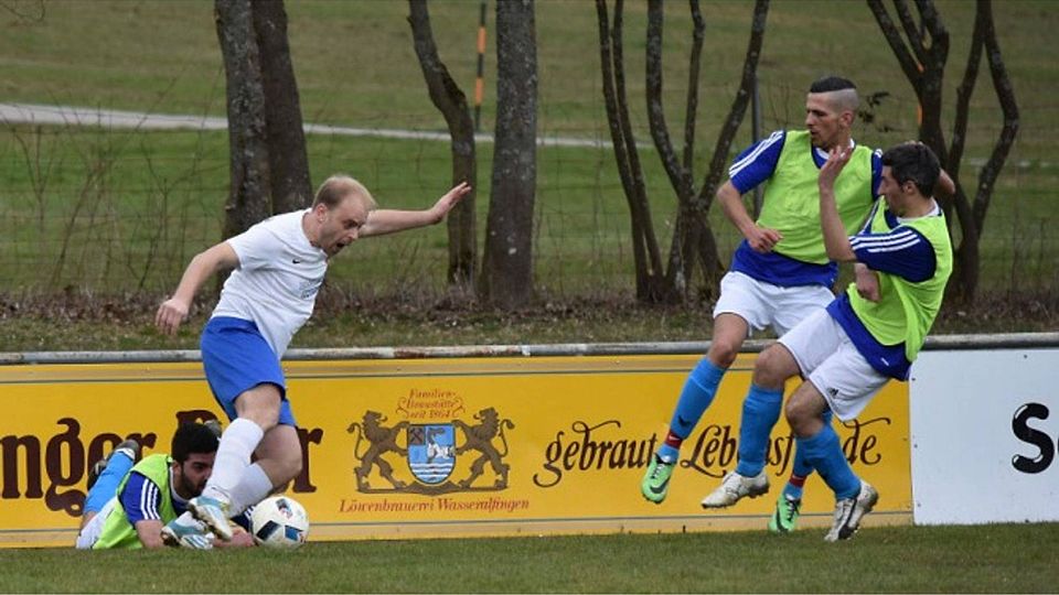 Szenen, die es zumindest in der Saison 2016/17 nicht mehr geben wird: Zwei Spieler von Stella Italia Gmünd (mit Leibchen) versuchen, den Ball von einem Spieler des TV Weiler zu erobern.  F: P. Waibel