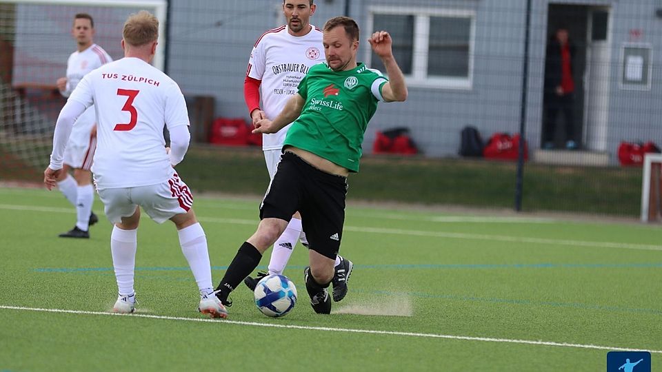 Schöneseiffens Kapitän Marcel Hupp (r.), hier im Spiel gegen Zülpich II, hat mittlerweile 15 Ligatore erzielt