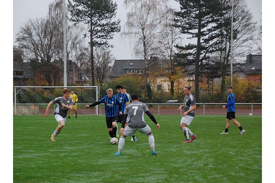 Der permanente Offensivdrang der Gäste aus Burgwart (in blauen Trikots) wurde nicht belohnt.