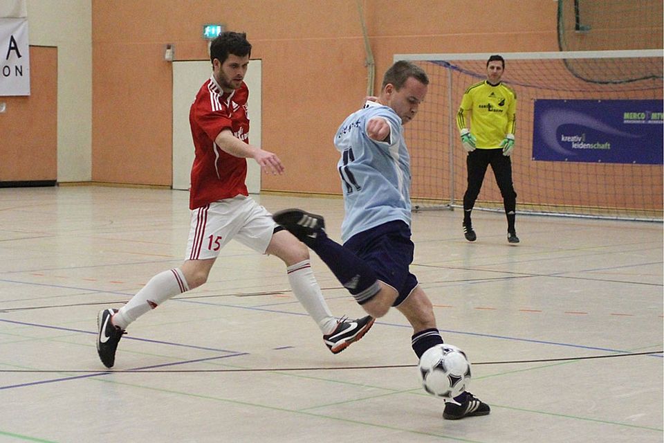 Der VfL Halle 96 (blau, Tobias Cramer) gehört wieder zu den Titelkandidaten. Ammendorf, hier mit Kamalla, ebenso.  F: Rinke