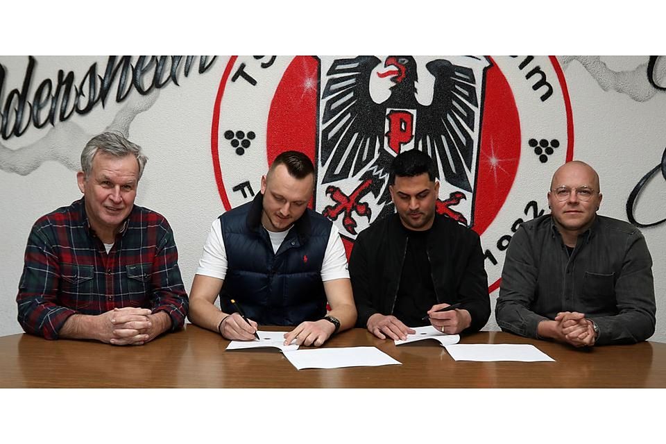 Unter den Augen von Vorsitzendem Rolf Emrich (links) und Manuel Wöllner unterschreiben der neue Trainer der TSG, Nauwid Amiri (2. v.l.), und dessen Co Frederik Tilger-Kuhn ihre Verträge für die neue Spielzeit.