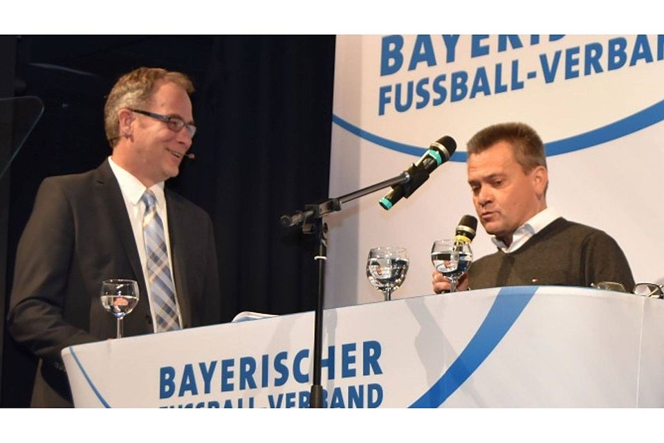 Bernhard Slawinski (li.) und Haching-Präsident Manni Schwabl besiegeln die Neuauflage. Foto: BFV