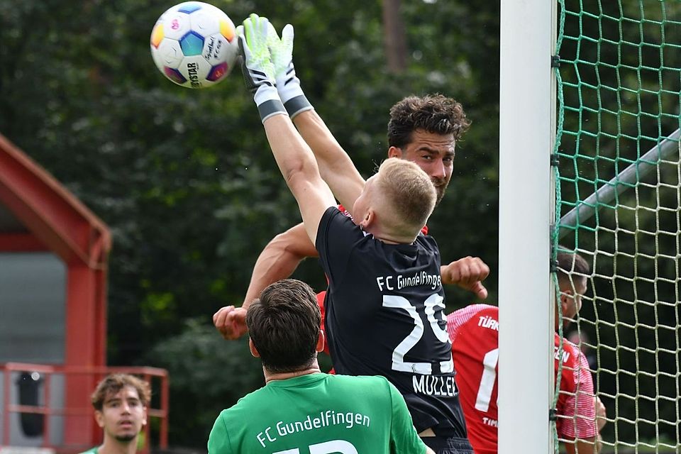 FCG-Torwart Marco Müller schnappte sich hier zwar den Ball vor Türk Gücüs Jonas Wiedenmann (rechts), trotzdem gewannen die Lauinger 3:0.