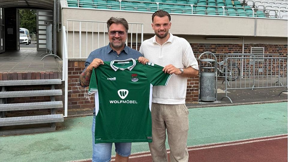 Schweinfurts Geschäftsführer Markus Wolf (li.) präsentiert mit Manuel Wintzheimer den nächsten Neuzugang.