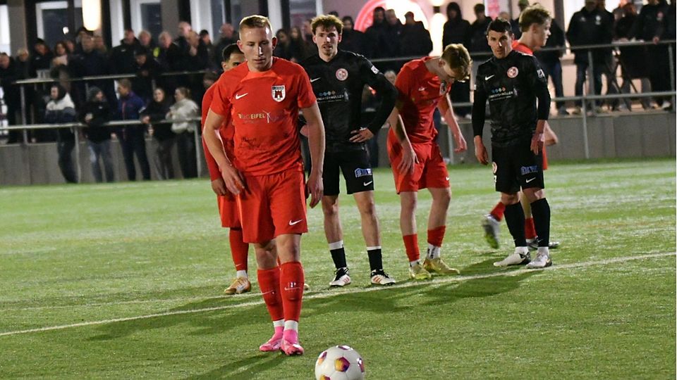 Nervenstark: Nico Fuchs sicherte den Bitburgern mit seinem souverän verwandelten Handelfmeter in der Nachspielzeit noch einen Punkt in Wittlich.