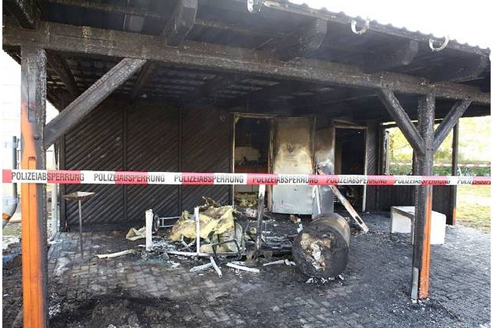 Fast alles zerstört: Am Imbissausschank des FSV Dynamo war in der Nacht zum Montag Feuer ausgebrochen.  © MOZ
