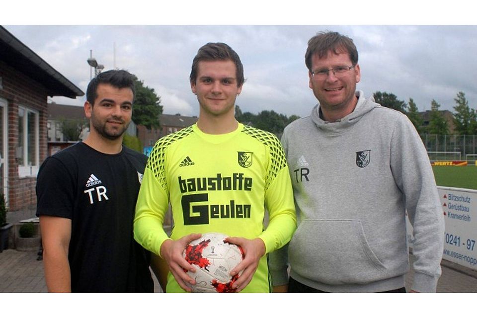 Die Neuzugänge SV Eilendorf: Co-Trainer Felix Biller (von links) und Oliver Bronikowski mit Trainer Achim Rodtheut. Foto: Kurt Bauer