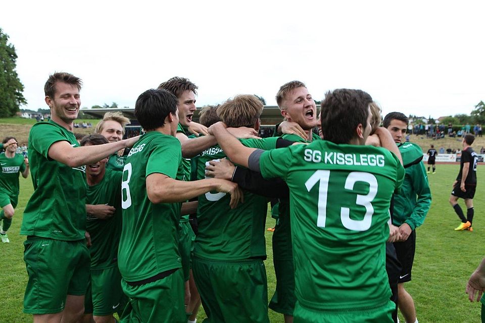 Ausgelassene Freude nach dem Schlusspfiff: Die SG Kißlegg ist nach einem 1:0-Sieg gegen den SC Unterzeil-Reichenhofen Bezirkspokalsieger der Saison 2013/14. (Foto: Foto: Sascha Riethbaum)