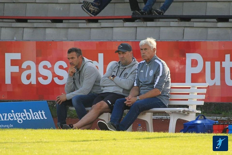 Fortan wird die Traineraufteilung beim TSV Gersthofen anders aussehen. Ajet Abazi und Roland Pankratz (von links) werden nicht mehr auf der Bank sitzen.