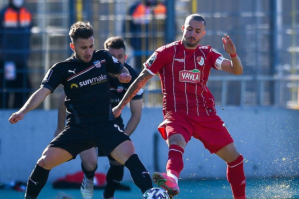 Kein Spiel für Feingeister: Türkgücü-Kapitän Sercan Sararer (r.) traf spät zum 1:1.