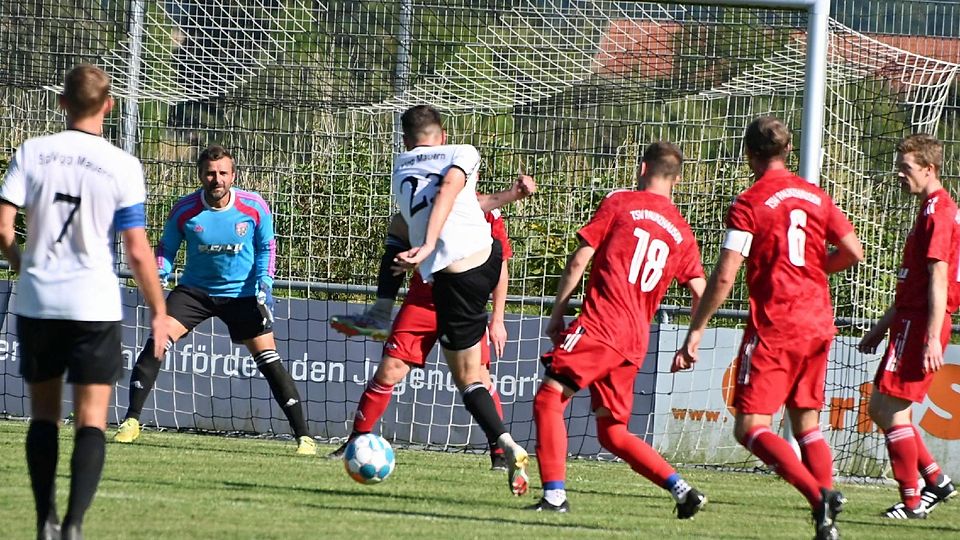 In Torlaune: Die SpVgg Mauern (weiße Trikots) schenkte dem TSV Paunzhausen vier Treffer ein.