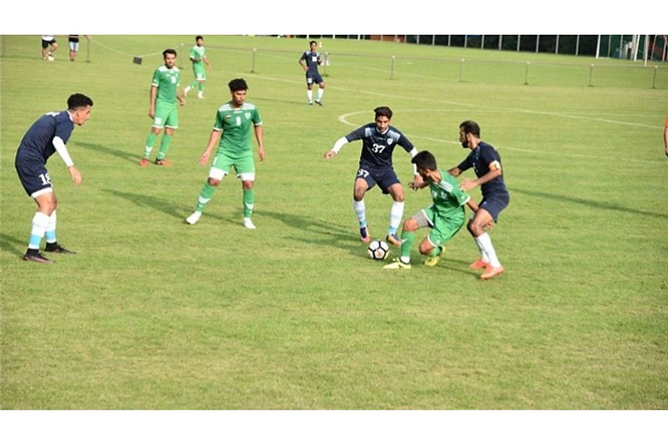 Der FC Dibba Al-Fujairah bei einem Trainingsspiel in Sinzing  Foto: Eder