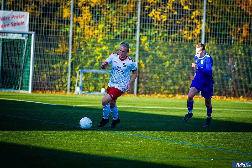 Spannung garantiert: Der FC Dahl/Dörenhagen II um Andre Menke (l.) hat im Tabellenkeller nur noch zwei Punkte Vorsprung auf Verfolger SC Borchen III (r.).