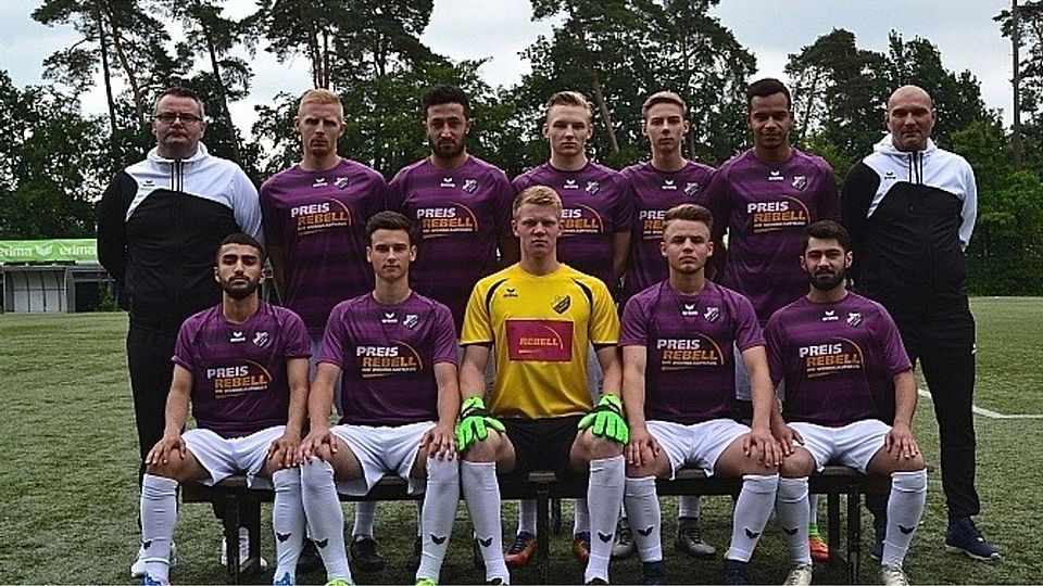 Die Neuzugänge des BVL: (hinten v. l.) Torwarttrainer Peter Krawczyk, Przemek Ziemianowicz, Daniel Cinar, Christoph Szura, Damian Horoszko, Philippe Soethe, Trainer Rene Deffke, sowie (vorne v. l.) Ali Matin Bakteari, Damian Horoszko, Alexander Wulf, Paul Hanicke und Diego Sana Igrek. Es fehlen Karsten Karpowicz, Agassi Ratnasingam, Moussa Keita und Mika Schwamborn.