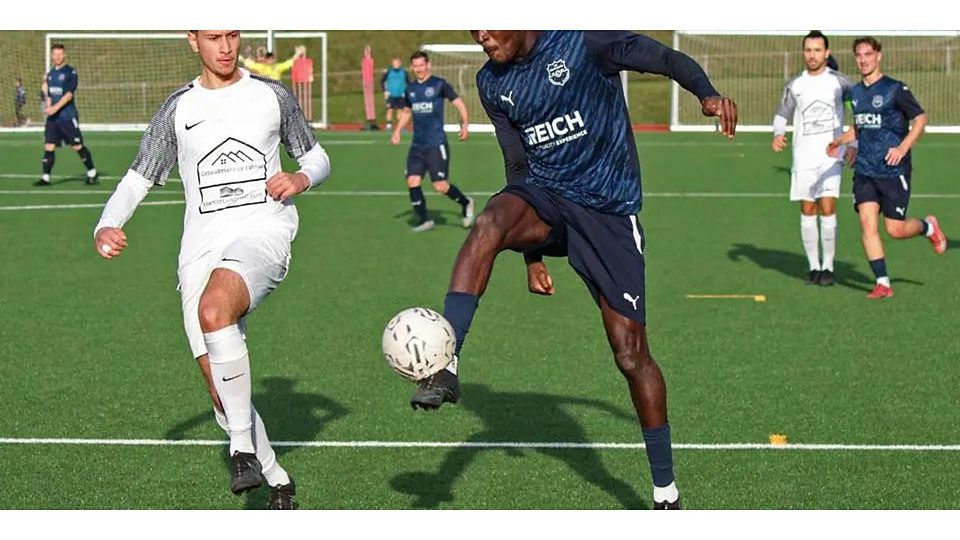 Mahamoud Moitatchiou (r.) und seine SG Eschenburg bleiben zum Restrunden-Auftakt der Fußball-Gruppenliga punkt- und torlos – 0:4 heißt es am Ende gegen die SG Kinzenbach. (Archivfoto) © Lorenz Pietzsch