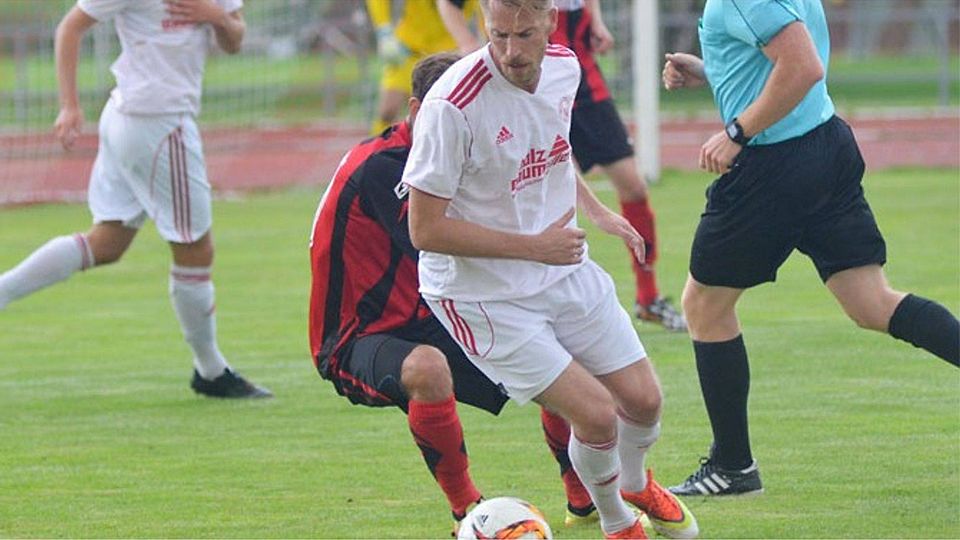 Sieben Landesliga-Spiele absolvierte Manuel Hiemer (am Ball) für den SV Mering, jetzt wechselt er zum Ligarivalen Türkspor Augsburg.   F.: Peter Kleist