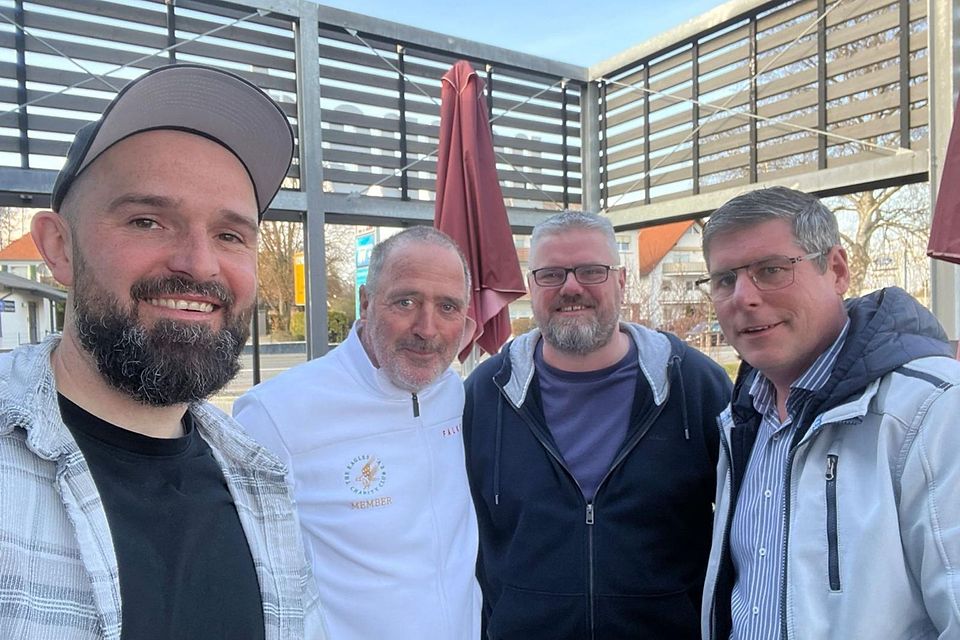 Der Weltmeister von 1990 Uwe Bein beim Vorgespräch mit Johannes Bonnard, Mike Etz und Frank Schuch. Der Weltmeister von 1990 Uwe Bein beim Vorgespräch mit Johannes Bonnard, Mike Etz und Frank Schuch.