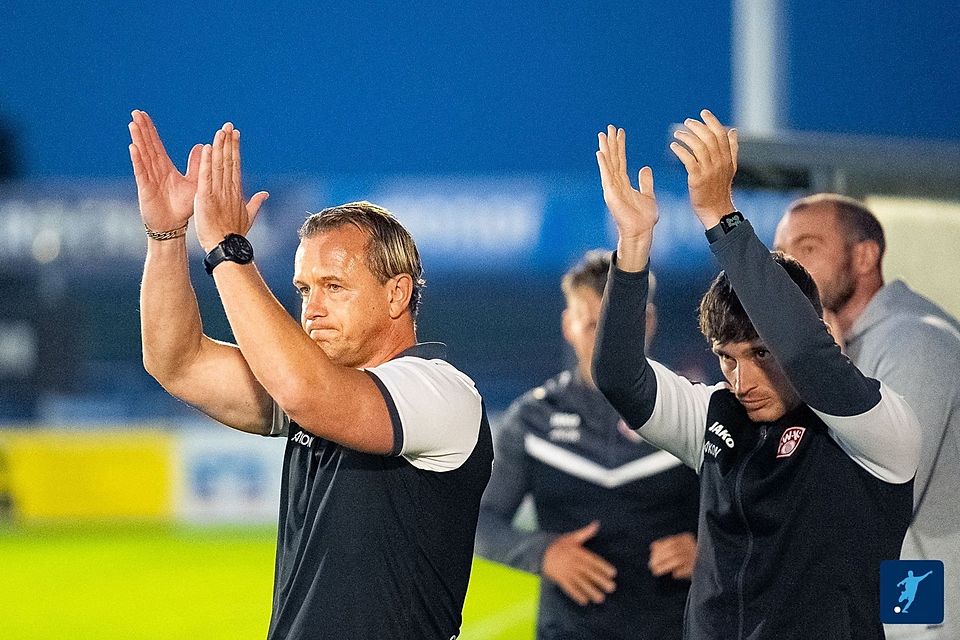 Applaus: Kickers-Coach Marc Reitmaier (li.) sah in Hankofen einen hart erkämpften Auswärtssieg seiner Elf.