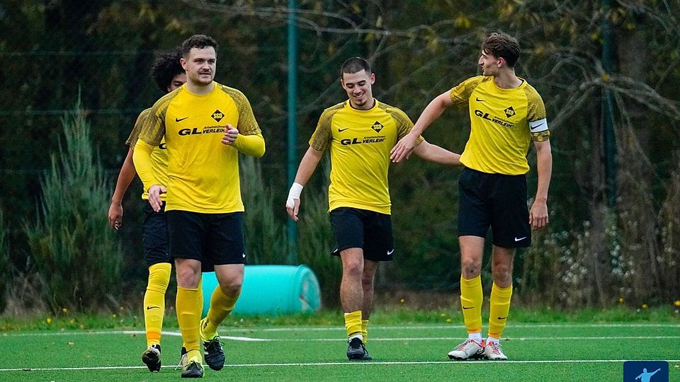 Emre Danaci (zweiter von rechts) - einer der vielversprechenden Spieler der SG Oberliederbach für die kommende Saison. 