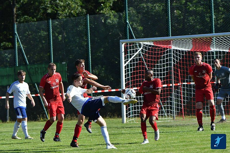 Hoch hergehen wird es am Sonntag in Eslarn, wenn Gastgeber TSV (weißes Trikot) auf den Tabellenführer aus Irchenrieth (in rot) prallt. Hoch hergehen wird es am Sonntag in Eslarn, wenn Gastgeber TSV (weißes Trikot) auf den Tabellenführer aus Irchenrieth (in rot) prallt.