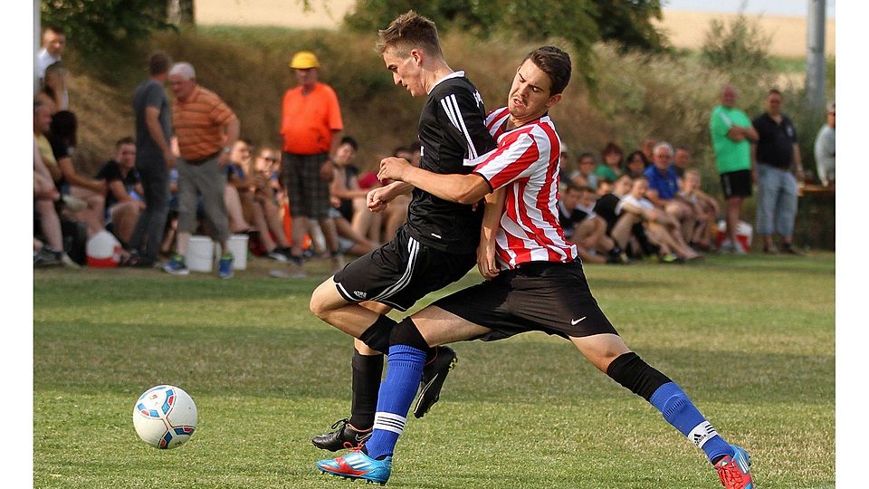 Umkämpftes Finale um den VG-Pokal: Osthofens Emanuel Bier (rechts) bedrängt den Gundersheimer Simon Flörsch.