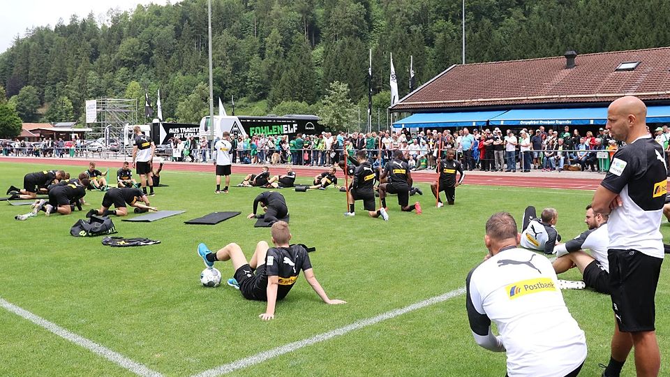 Aus nächster Nähe können Fußballinteressierte heuer wieder das Training von Borussia Mönchengladbach in Rottach-Egern verfolgen. Zuletzt war das 2019 möglich.