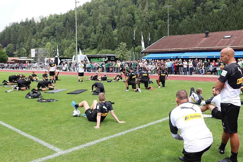 Aus nächster Nähe können Fußballinteressierte heuer wieder das Training von Borussia Mönchengladbach in Rottach-Egern verfolgen. Zuletzt war das 2019 möglich.