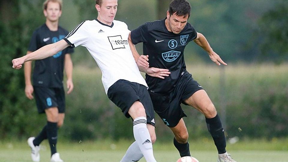 Trifft mit der SGM Warthausen/Birkenhard im Gemeindeduell auf den SV Schemmerhofen: Alexander Gerster (links, hier im Duell mit Baustettens Josip Roncevic). Foto: Volker Strohmaier