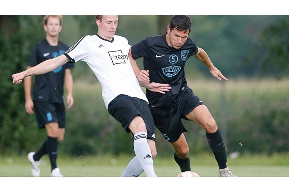 Trifft mit der SGM Warthausen/Birkenhard im Gemeindeduell auf den SV Schemmerhofen: Alexander Gerster (links, hier im Duell mit Baustettens Josip Roncevic). Foto: Volker Strohmaier