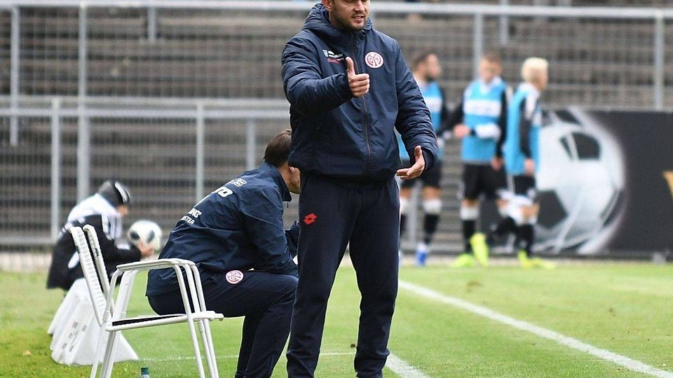 Zum Weggucken oder Daumen hoch? Die Startphase in Offenbach ließ für Mainz-05-Trainer Bartosch Gaul Schlimmes vermuten, doch Durchgang zwei sorgte in den Reihen der U23 für Begeisterung.